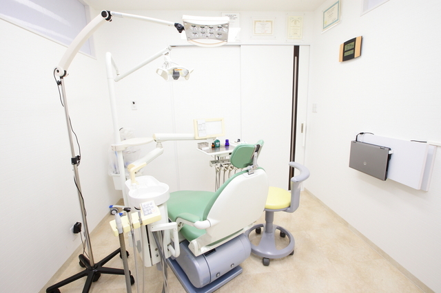 常駐の専属歯科技工士が、義歯などをほぼ100%、院内で製造しています