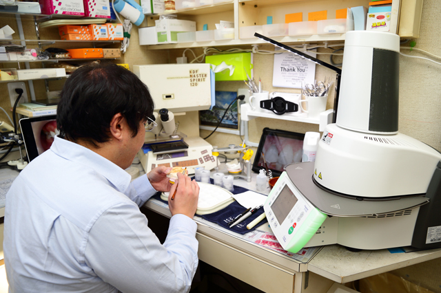 常駐の専属歯科技工士が、義歯などをほぼ100%、院内で製造しています